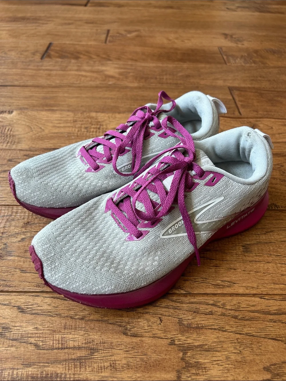 Brooks Levitate GTS 5 Running Shoes Gray Magenta Purple Womens Size 6.5